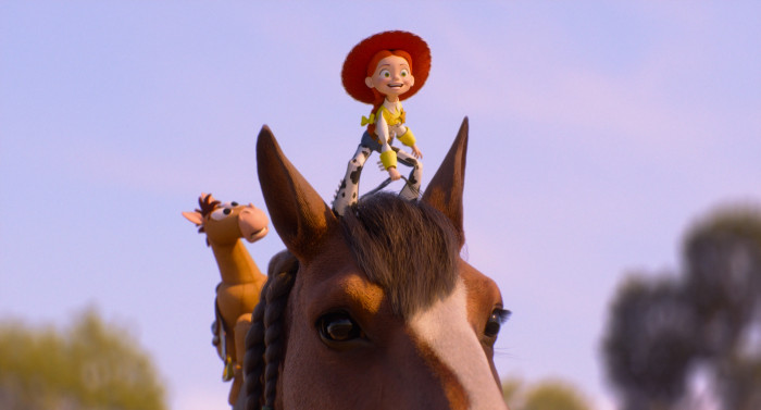 Manchmal kommt man auch als kleines Spielzeug nur auf einem ausgewachsenen, echten Pferd schnell genug voran. (Bild: Walt Disney Pictures)